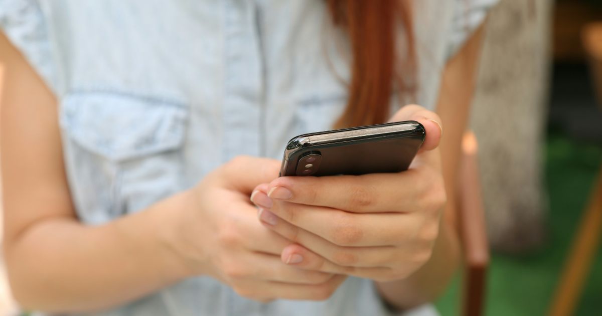 ノジマのスマホ買取に納得して申し込みしているイメージ