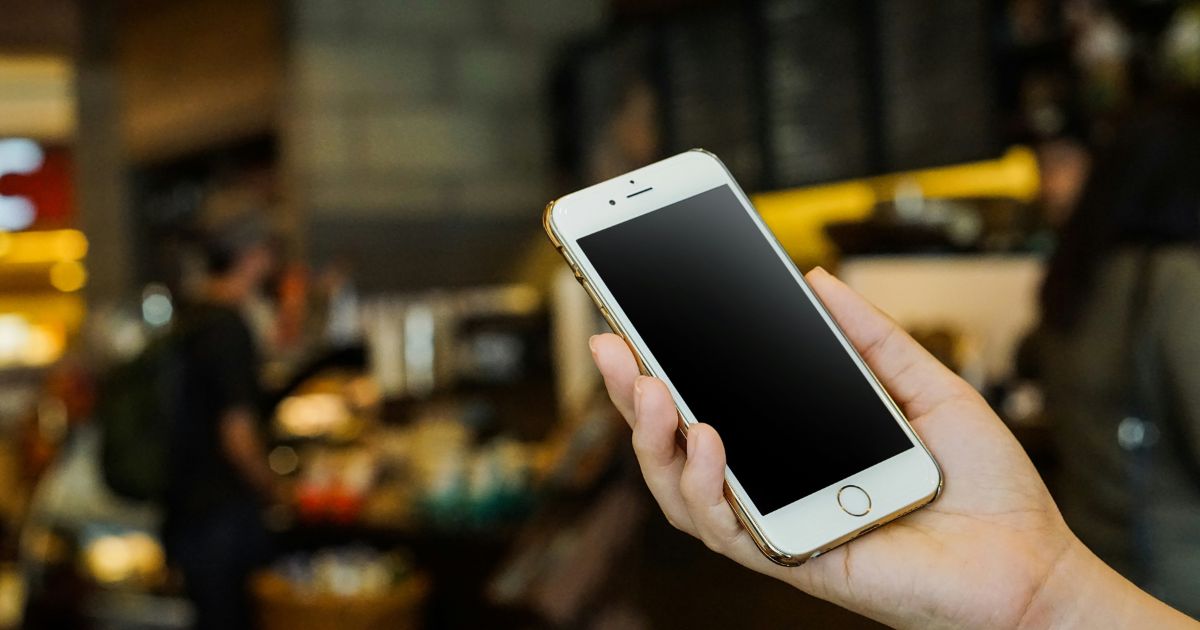 スマホを初期化して発送準備しているイメージ