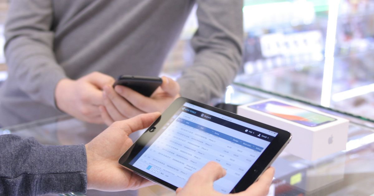 ノジマとゲオのスマホ買取で迷ったときの選び方を確認しているイメージ
