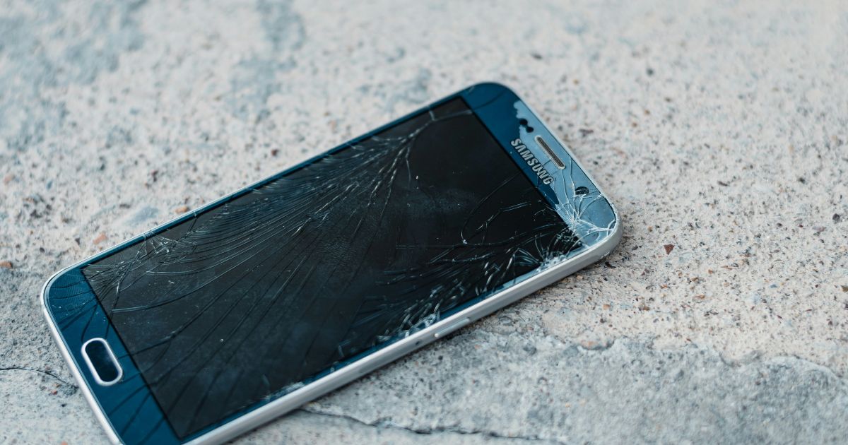 ノジマのスマホ買取で画面割れスマホが売れるか確認するイメージ