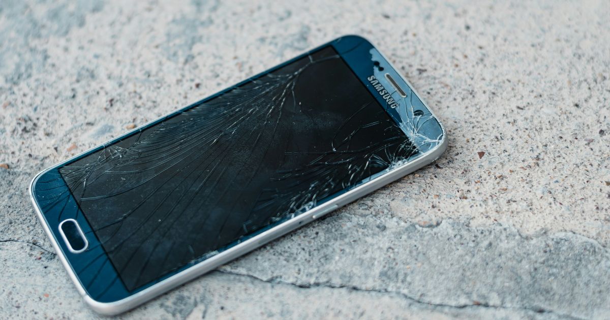 ノジマのスマホ買取で故障品が売れるか確認するイメージ