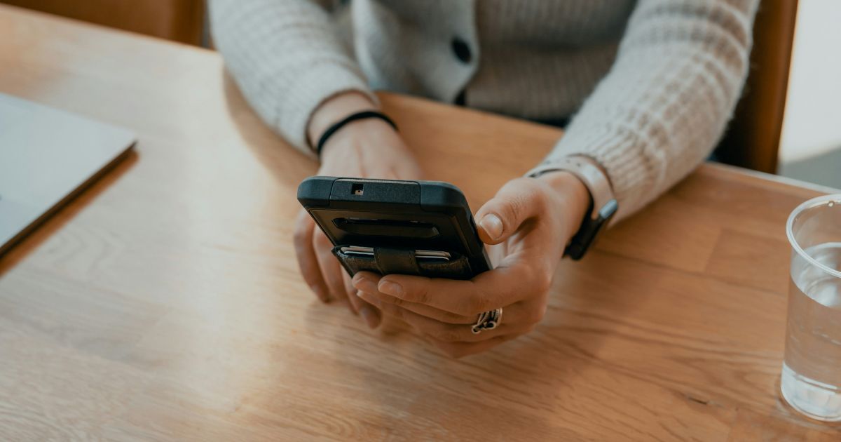 ノジマのスマホ買取が怪しいのか不安を感じているイメージ