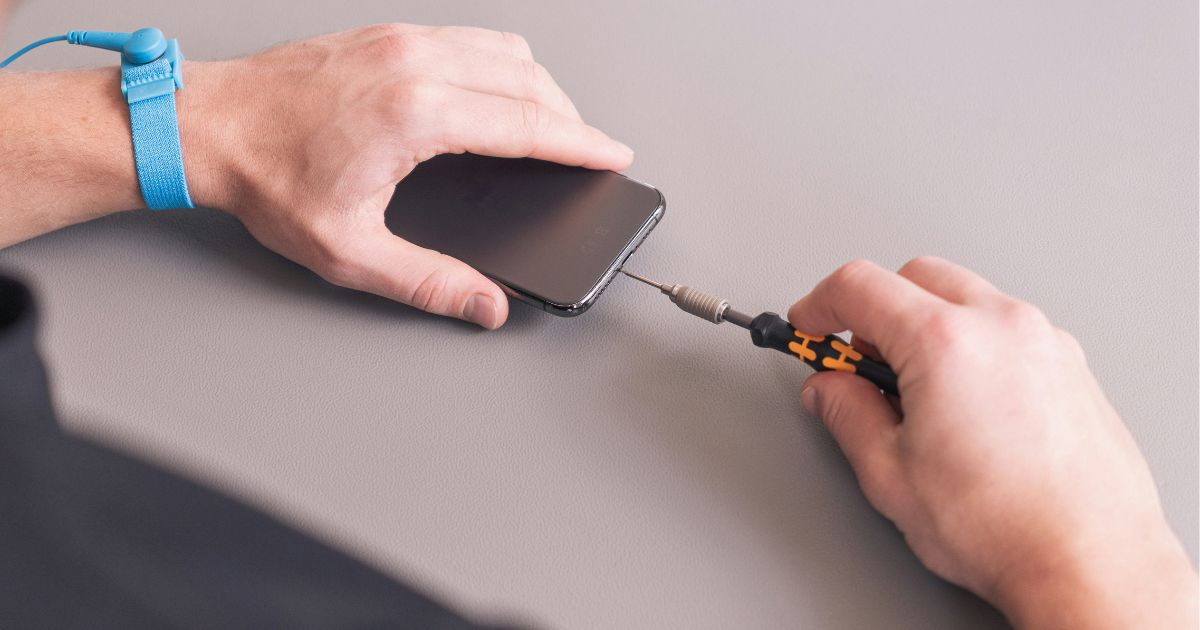 故障スマホを修理してからノジマの買取に出すか迷うイメージ