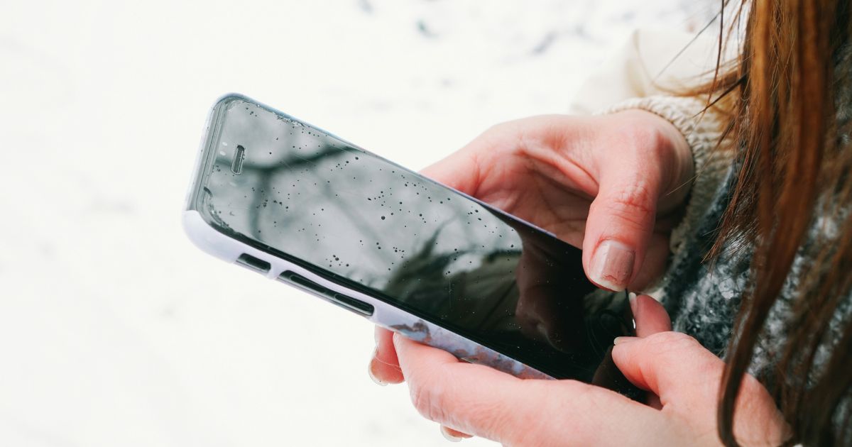 スマホの状態を確認しているイメージ