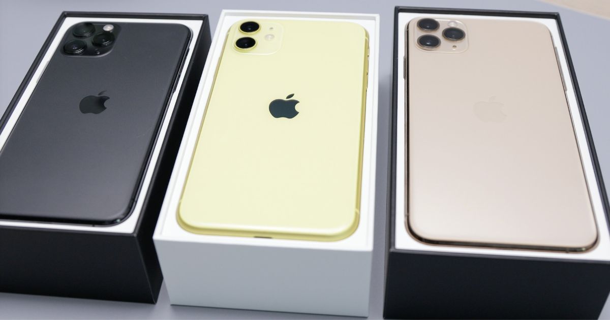 未使用スマホと付属品を確認するイメージ