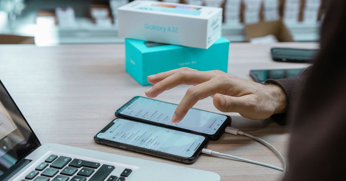 スマホ本体と付属品を確認するイメージ